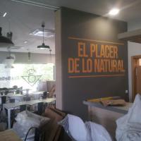 Cafetería Real Betis Balompiés.  Rotulación de vinilos en impresión digital y al ácido