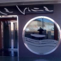 Cervecería y cafetería La Viña, Dos Hermanas Sevilla.  Rotulación de vinilos al ácido