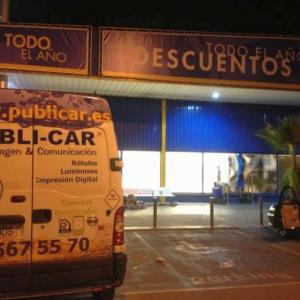 Limpieza de vinilos y nueva rotulación de antigua tienda Nike en Factory Dos Hermanas. Trabajos realizados para Acciona Facility Services