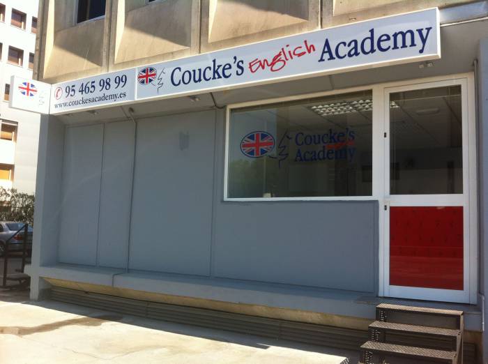 Academia Couckes English Sevilla.  Rotulación de vinilos en impresión digital y al ácido