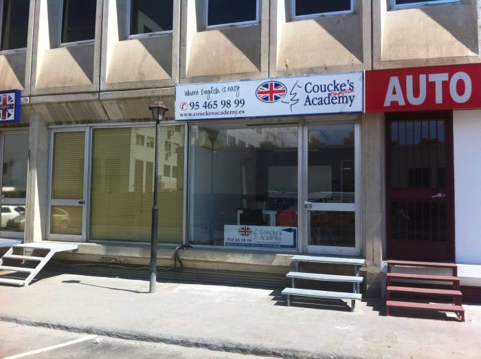 Academia Couckes English Sevilla. Rotulaci&oacute;n de vinilos en impresi&oacute;n digital y al &aacute;cido