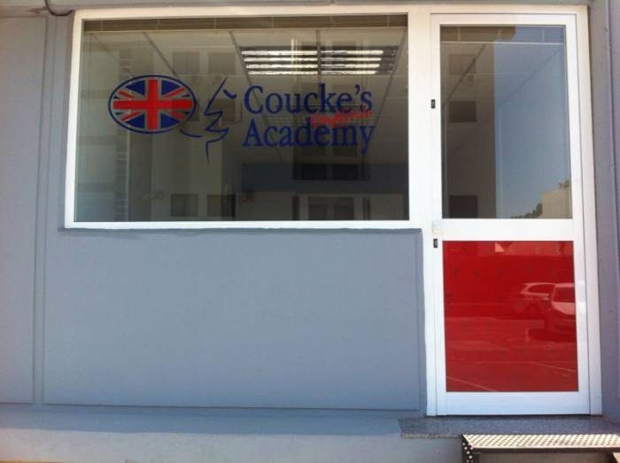 Academia Couckes English Sevilla. Rotulaci&oacute;n de vinilos en impresi&oacute;n digital y al &aacute;cido