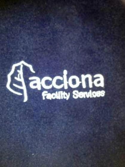 Bordado de Vestuario Laboral para Acciona Service. Servicio integral de Centros Comerciales. Sevilla