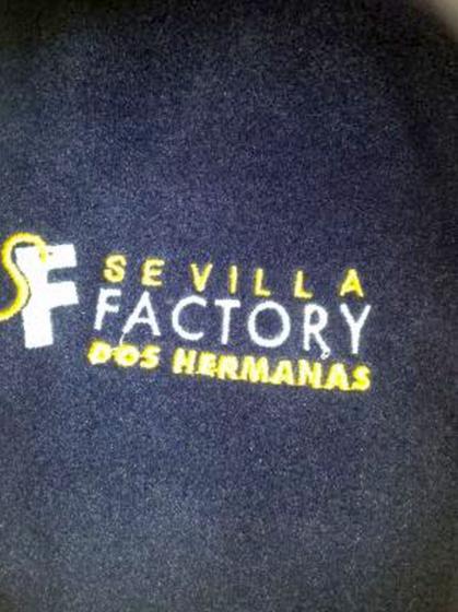 Bordado de Vestuario Laboral para Acciona Service. Servicio integral de Centros Comerciales.Sevilla