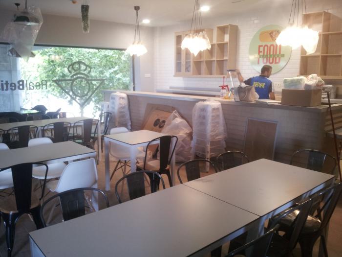 Cafetería Real Betis Balompiés.  Rotulación de vinilos en impresión digital y al ácido