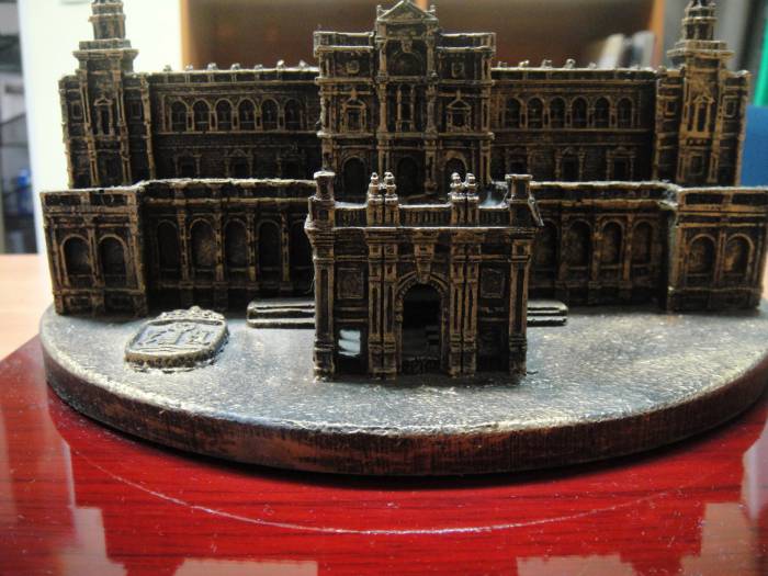 Capitan&iacute;a General Sevilla, Edificio Plaza de Espa&ntilde;a. Trofeo 3D en resina