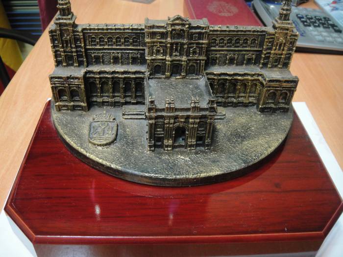 Capitan&iacute;a General Sevilla, Edificio Plaza de Espa&ntilde;a. Trofeo en 3D en resina.