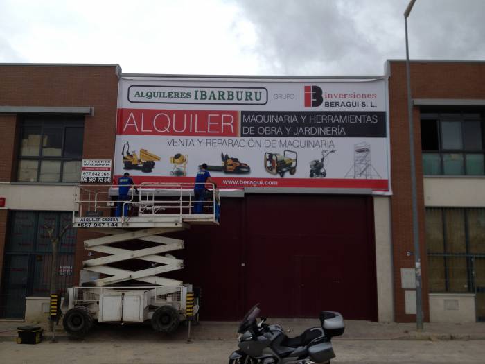 Cartel lona publicitaria de Gran formato. Beragui Alquiler de Maquinaria. Dos Hermanas Sevilla. Tensión ecoflex