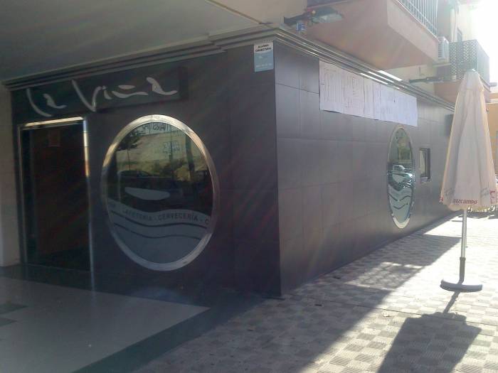 Cervecería y cafetería La Viña, Dos Hermanas Sevilla. Rotulación de vinilos al ácido