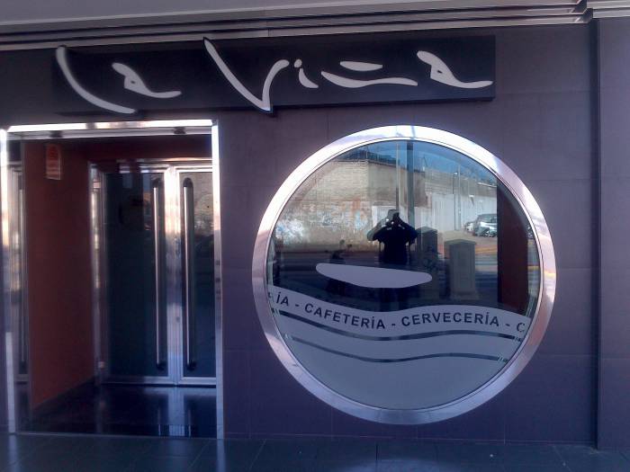 Cervecería y cafetería La Viña, Dos Hermanas Sevilla.  Rotulación de vinilos al ácido