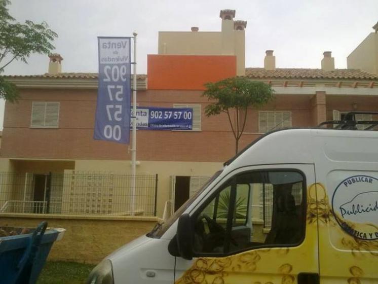 Huelva. Bandera con potencia y M&aacute;stil de aluminio con potencia