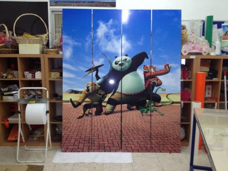 Impresión digital sobre vinilo. Mural sobre armario de 4 puertas. Impresión digital laminada.