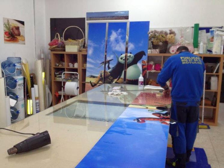 Impresión digital sobre vinilo. Mural sobre armario de 4 puertas. Impresión digital laminada.