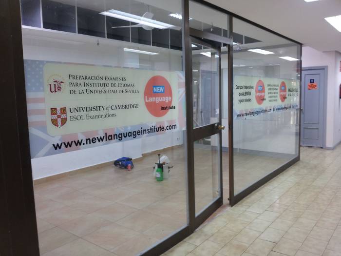 Inforper en Reina Mercedes Sevilla.  Rotulaci&oacute;n de vinilos en impresi&oacute;n digital y al &aacute;cido