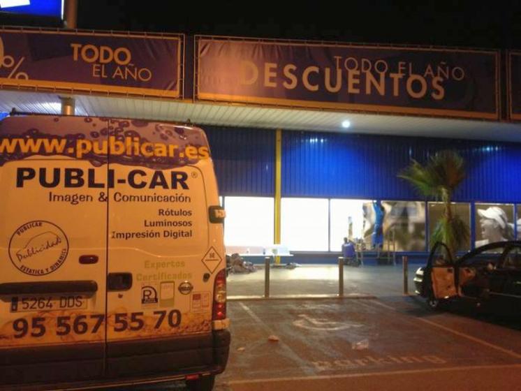 Limpieza de vinilos y nueva rotulación de antigua tienda Nike en Factory Dos Hermanas. Trabajos realizados para Acciona Facility Services