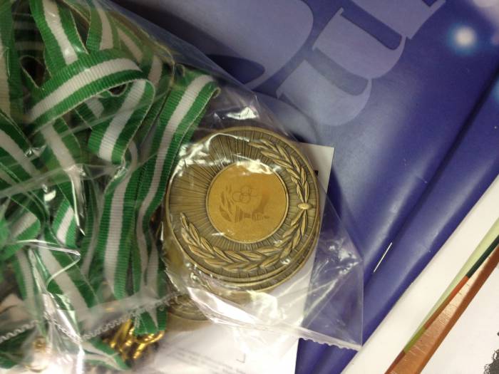 Medalla trofeo con cinta de Andalucía genérica para Colegio Alminar, Dos Hermanas Sevilla