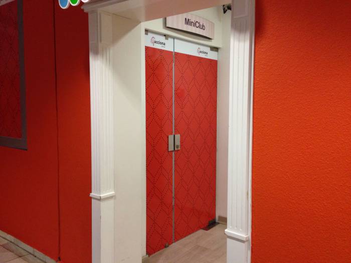 Oficinas Acciona Service en Centro Comercial Los Arcos Sevilla. Rotulación de vinilos en impresión digital.