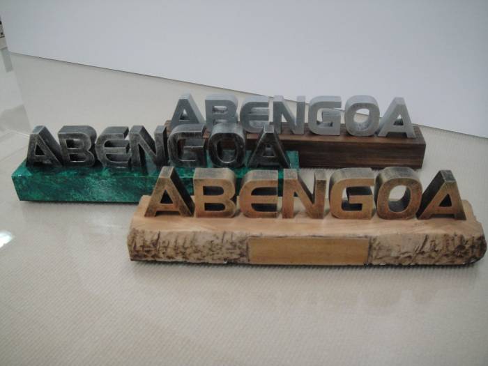 Regalo trafeo insignia de protocolo para Abengoa Sevilla.En marmolina 