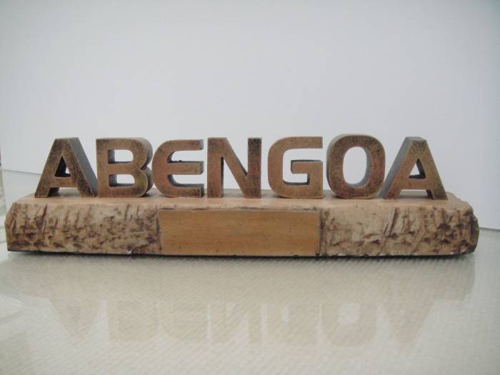 Regalo trafeo insignia de protocolo para Abengoa Sevilla. En marmolina