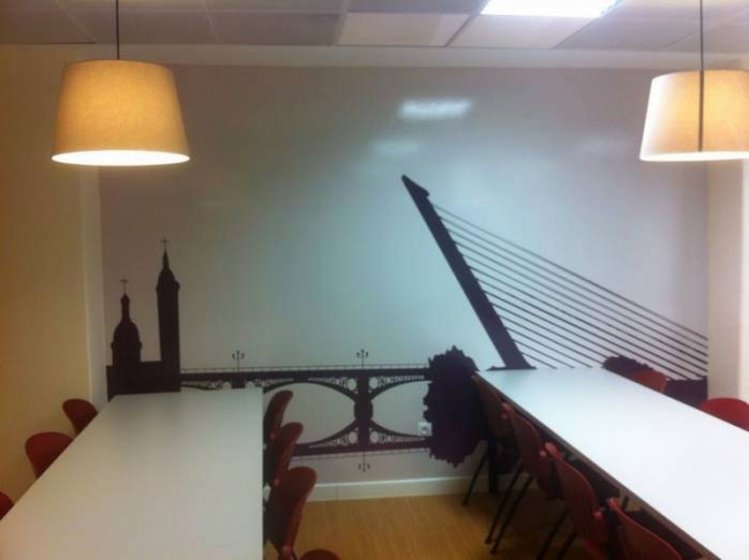 Rotulación fotomural Edificio Scheneider Electric, La cartuja Sevilla. Trabajos realizados para la Empresa Soinan. 