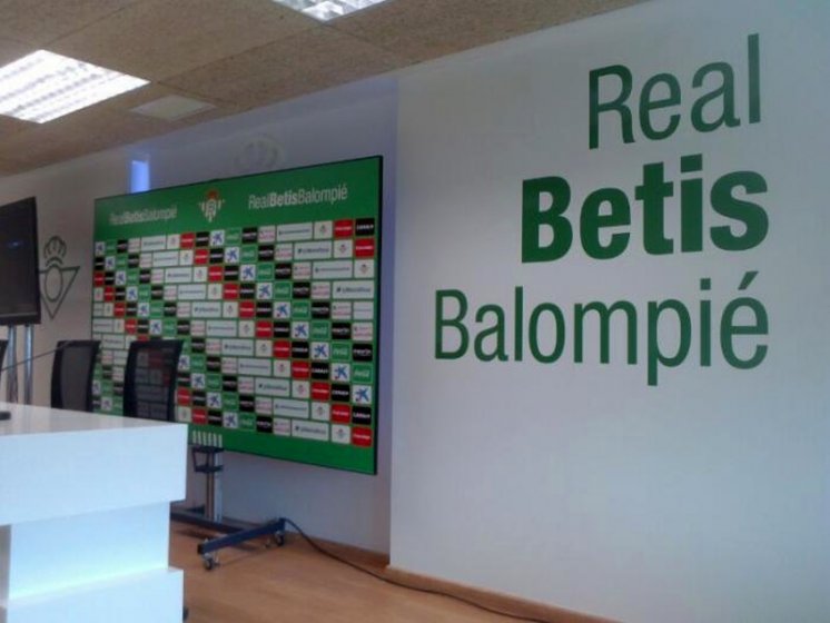 Rotulación de fotomurales en vinilo. Ciudad Deportiva del Real Betis Balompiés