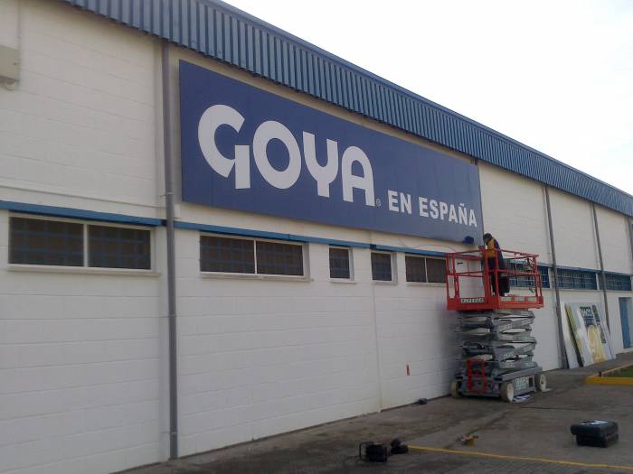 Rotulación de frente de chapa. Fábrica de aceites Goya, Ctra Sevilla Málaga