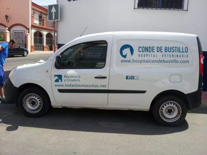 Rotulación de furgoneta en vinilo de corte. Conde de Bustillo, Hospital Veterinario Sevilla