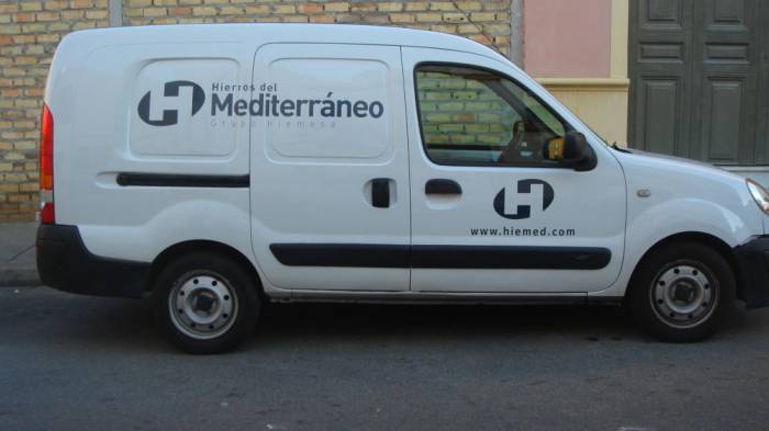 Rotulaci&oacute;n de furgoneta en vinilo de corte. Hierros del Mediterr&aacute;neo Dos Hermanas Sevilla