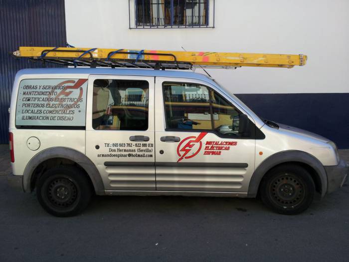 Rotulación de furgoneta en vinilo de corte e impresión digital. Instalaciones Eléctricas Espinar - Dos Hermanas Sevilla
