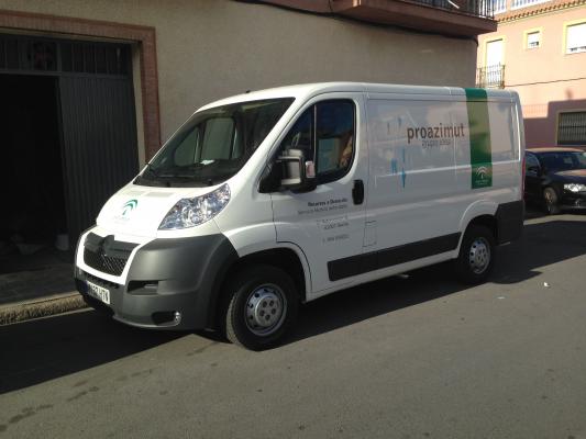 Rotulación de furgoneta en vinilo de corte e impresión digital. Proazimut Sevilla Junta de Andalucía