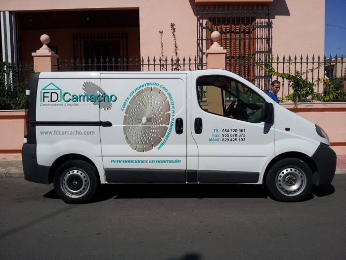 Rotulación de furgoneta en vinilo de corte e impresión digital. Regolas Camacho Dos Hermanas Sevilla