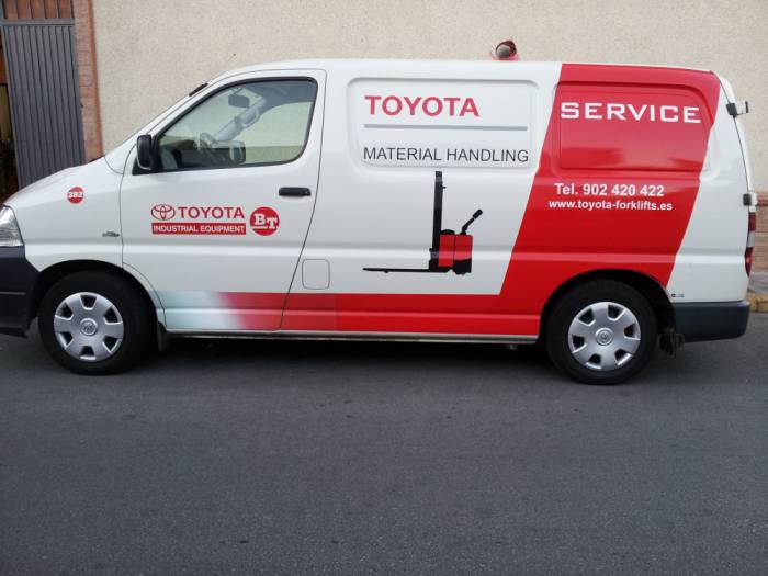 Rotulación de furgoneta en vinilo de corte e impresión digital. Toyota Service, carretillas Sevilla