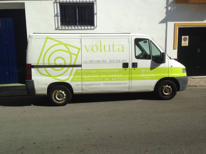 Rotulación de furgoneta en vinilo de corte. Voluta volutaglobal.com Sevilla