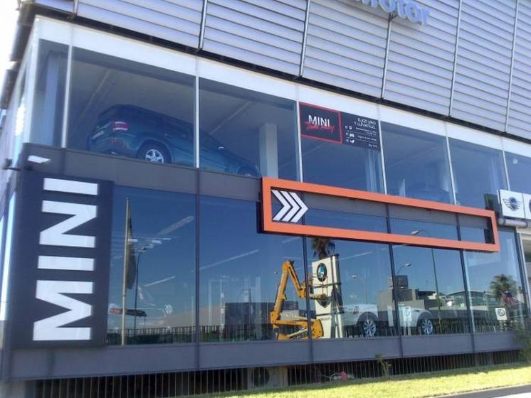 Rotulación de vinilos en impresión digital laminado. San Pablo Motor Mini Sevilla