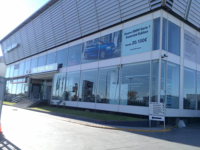 Rotulaci&oacute;n de vinilos sobre cristales San Pablo Motor BMW Sevilla