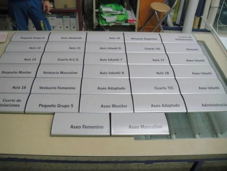 Rótulo cartel Cartelería lamas aluminio, servicios del Estado y Juanta de Amdalucía