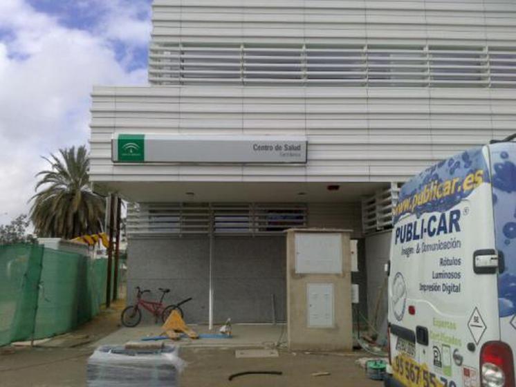 R&oacute;tulo Cartel Centro de salud Torreblanca Sevilla. Mobiliario r&oacute;tulo homologado Junta de Andaluc&iacute;a