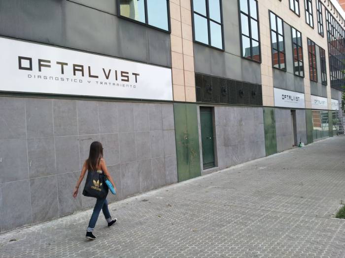 R&oacute;tulo cartel Cl&iacute;nicas Oftalvil, Avda de la Buha&iacute;ra, Sevilla