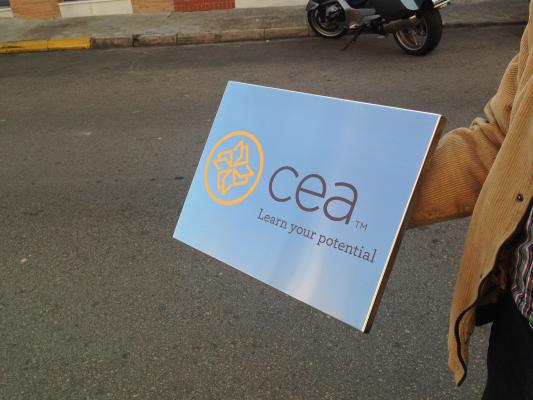 Rótulo cartel con rotulación Cea. Chapa plegada + vinilo laminado Sevilla