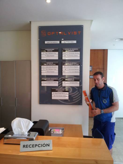 Rótulo cartel con rotulación Clínicas Oftalvil, Avda. La Buhaira Sevilla