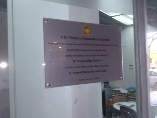 Rótulo cartel con rotulación Placa para La Universidad Pablo de Olavide. A la memoria de Rosario Valpuesta Fernández