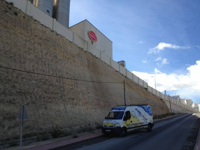 R&oacute;tulo cartel corp&oacute;reo. La Pedriza, f&aacute;brica de Carboneras Almer&iacute;a