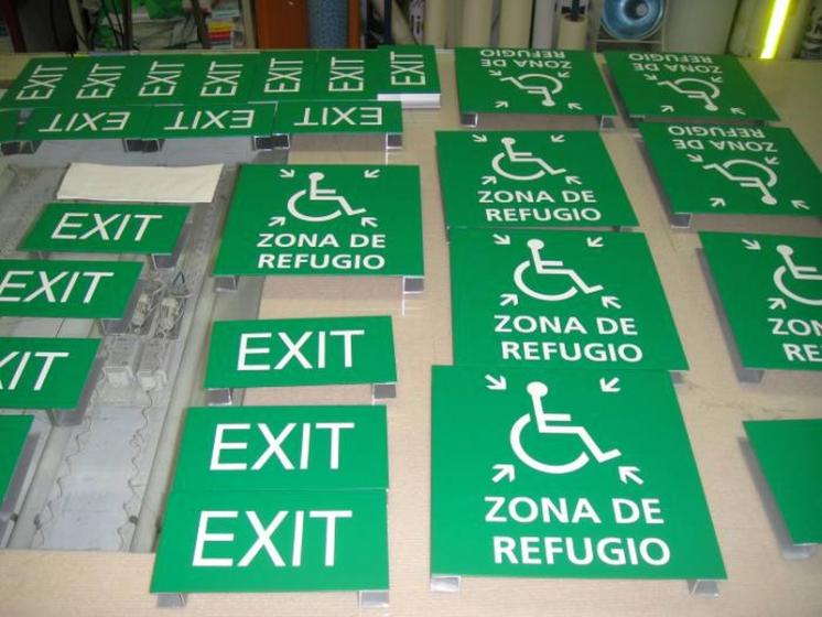 Rótulo cartel Edificio Central de Abengoa en Madrid. Aluminio lacado y adhesivo fotoluminiscente.