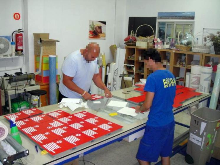 R&oacute;tulo Cartel Edificio Central de Abengoa en Madrid. Aluminio lacado y adhesivo fotoluminiscente. 