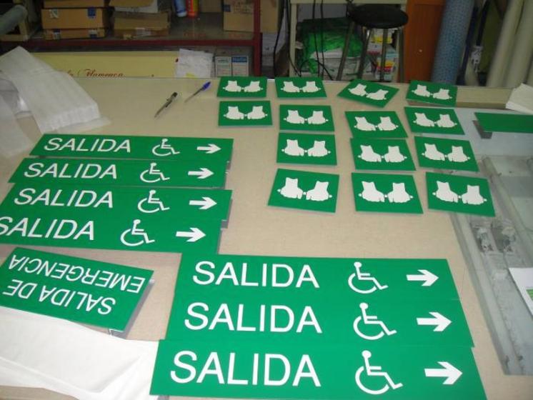 R&oacute;tulo Cartel Edificio Central de Abengoa en Madrid. Aluminio lacado y adhesivo fotoluminiscente. 