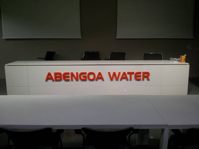 R&oacute;tulo cartel letras corp&oacute;reas. Abengoa Water, Instalaciones I+D+I de Fuente del Rey Dos Hermanas Sevilla