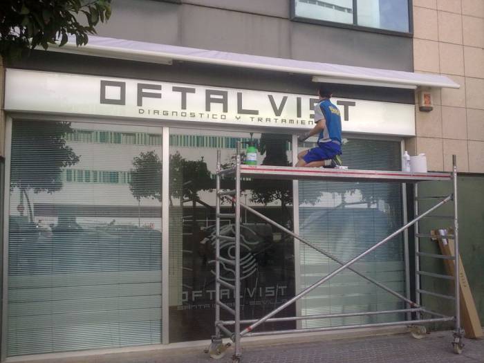 R&oacute;tulo cartel letras corp&oacute;reas. Cl&iacute;nicas Oftalvil, Avda de la Buha&iacute;ra, Sevilla