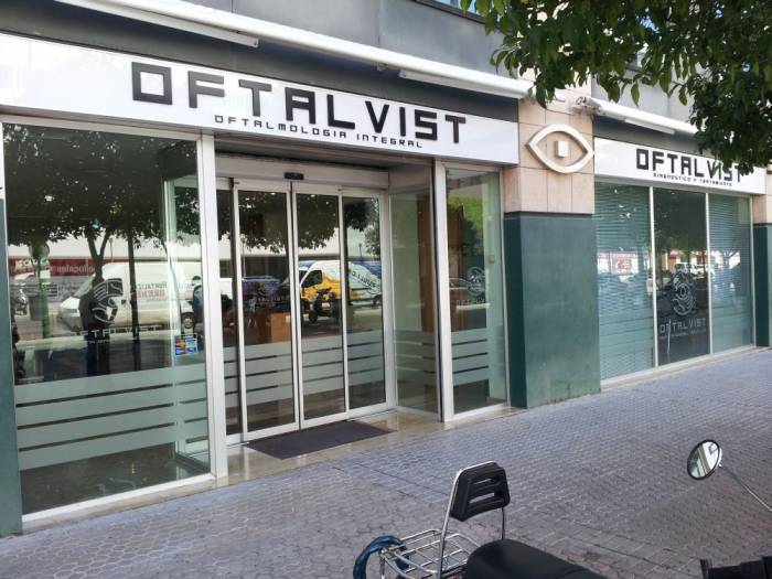 R&oacute;tulo cartel letras corp&oacute;reas. Cl&iacute;nicas Oftalvil, Avda de la Buha&iacute;ra, Sevilla