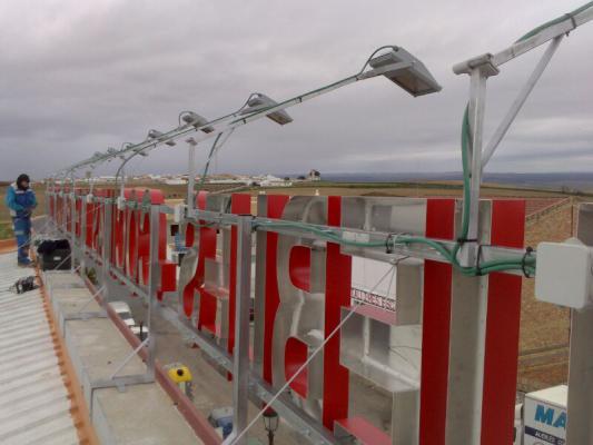 R&oacute;tulo cartel letras corp&oacute;reas con sistema de bisagras. Muebles y electrodom&eacute;sticos Comercial V&aacute;zquez Badajoz