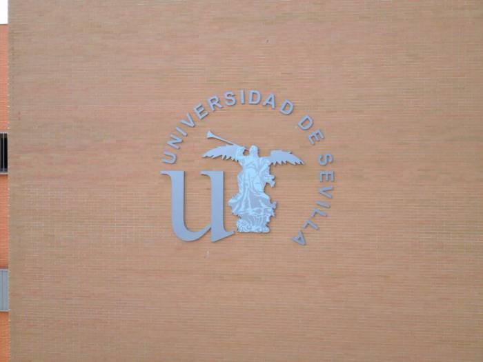 R&oacute;tulo cartel letras corp&oacute;reas. Cop&oacute;reo Universidad de Sevilla, Edificio para el aprendizaje y la innovaci&oacute;n Antonio de Ulloa.